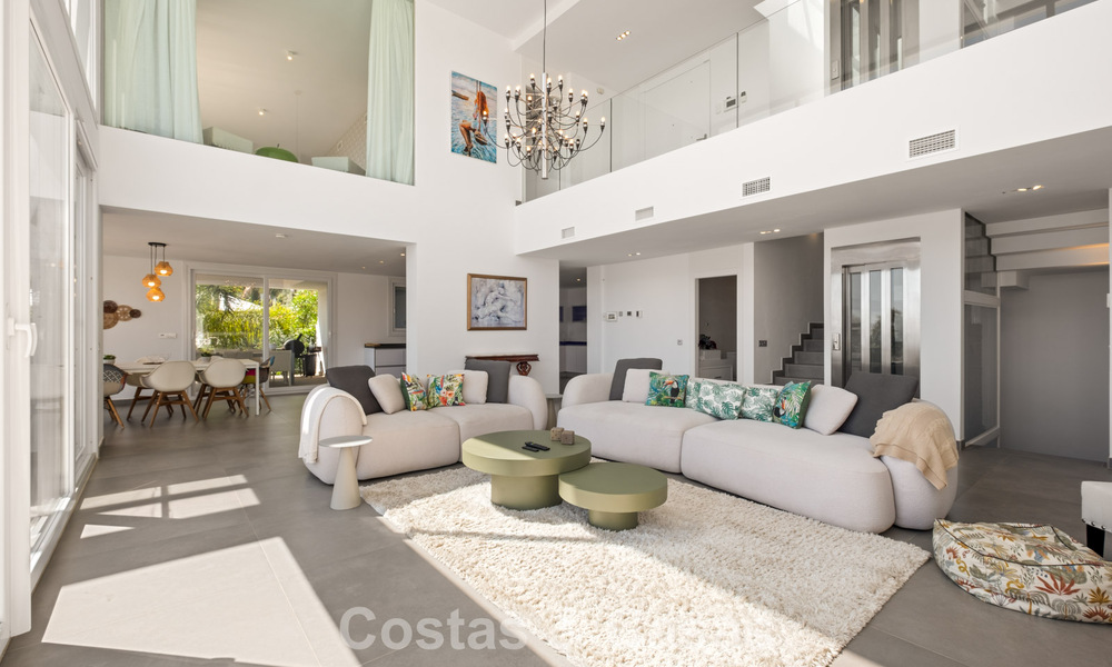 Hedendaagse luxevilla met strakke, moderne bouwstijl en adembenemend uitzicht te koop in Oost-Marbella 801191