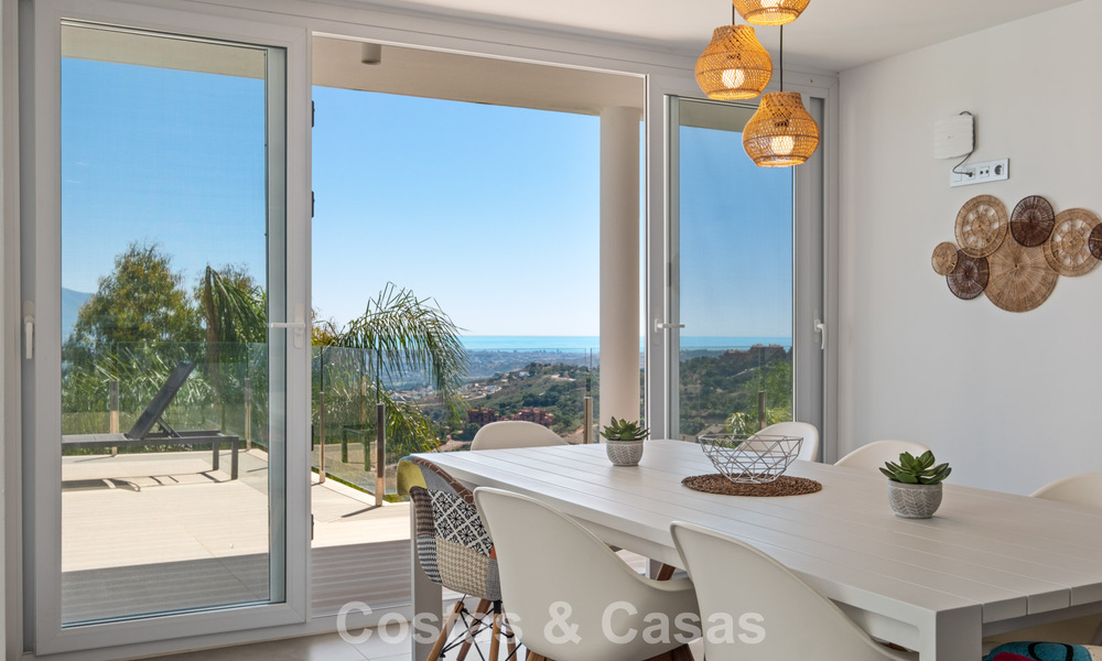 Hedendaagse luxevilla met strakke, moderne bouwstijl en adembenemend uitzicht te koop in Oost-Marbella 801193