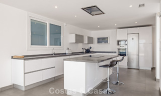 Hedendaagse luxevilla met strakke, moderne bouwstijl en adembenemend uitzicht te koop in Oost-Marbella 801195 