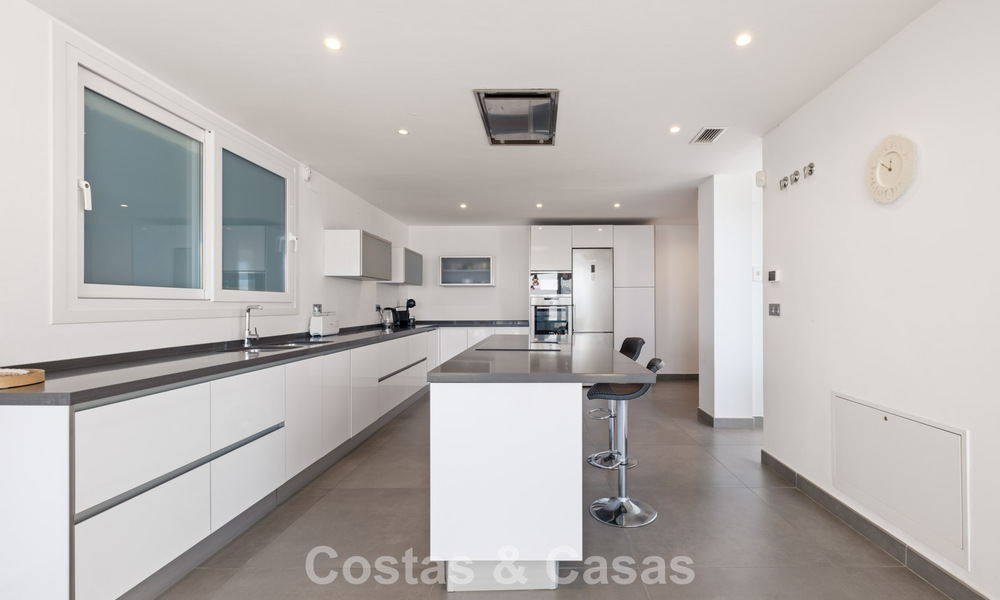 Hedendaagse luxevilla met strakke, moderne bouwstijl en adembenemend uitzicht te koop in Oost-Marbella 801196