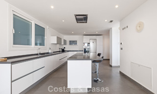 Hedendaagse luxevilla met strakke, moderne bouwstijl en adembenemend uitzicht te koop in Oost-Marbella 801196 