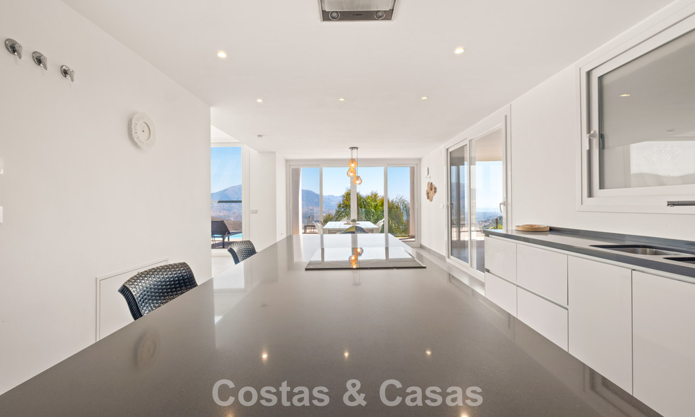 Hedendaagse luxevilla met strakke, moderne bouwstijl en adembenemend uitzicht te koop in Oost-Marbella 801198