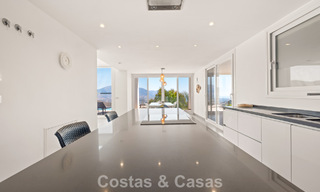 Hedendaagse luxevilla met strakke, moderne bouwstijl en adembenemend uitzicht te koop in Oost-Marbella 801198 
