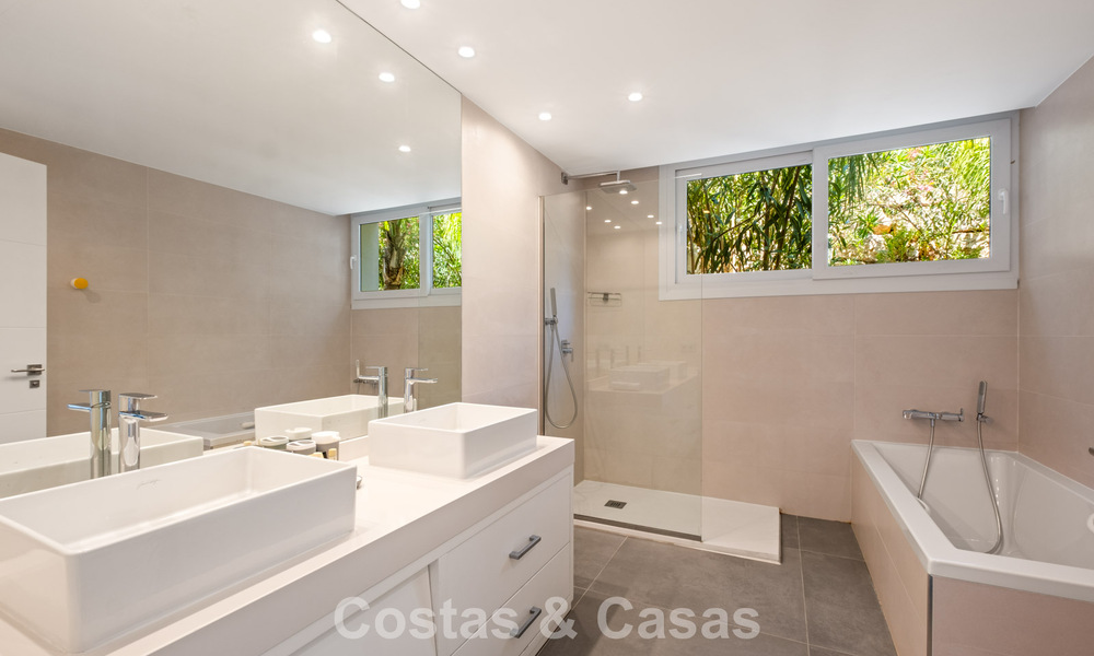 Hedendaagse luxevilla met strakke, moderne bouwstijl en adembenemend uitzicht te koop in Oost-Marbella 801202