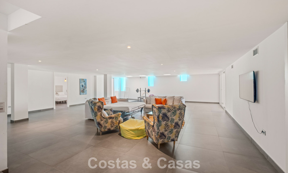 Hedendaagse luxevilla met strakke, moderne bouwstijl en adembenemend uitzicht te koop in Oost-Marbella 801204