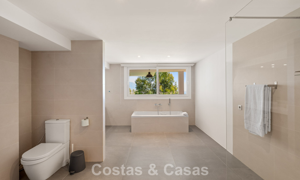 Hedendaagse luxevilla met strakke, moderne bouwstijl en adembenemend uitzicht te koop in Oost-Marbella 801211