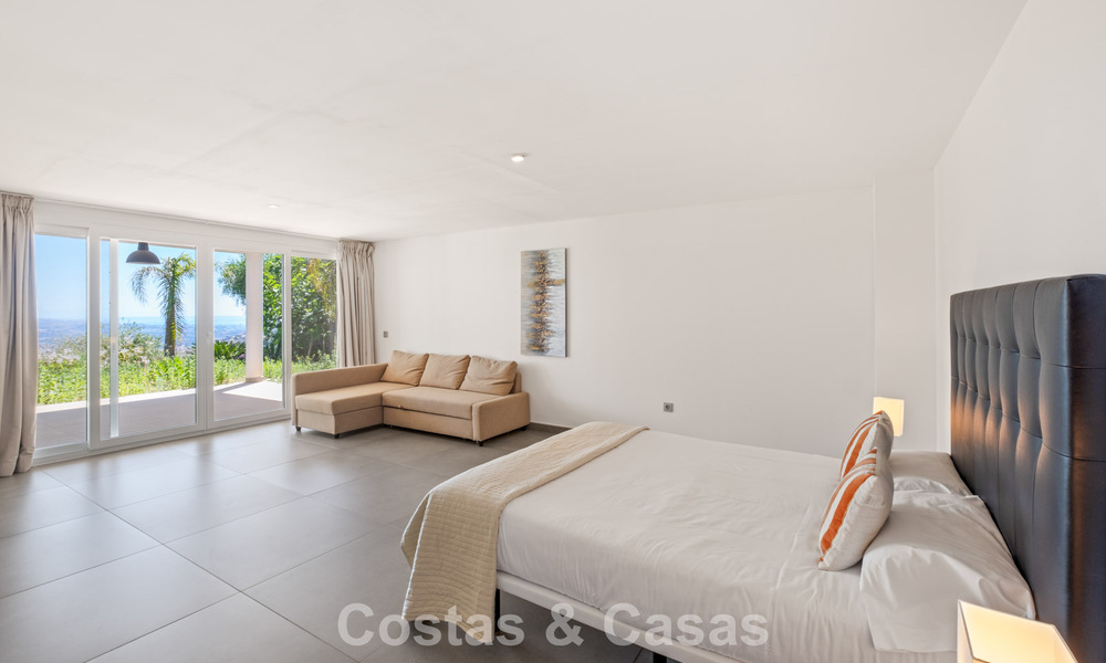 Hedendaagse luxevilla met strakke, moderne bouwstijl en adembenemend uitzicht te koop in Oost-Marbella 801212
