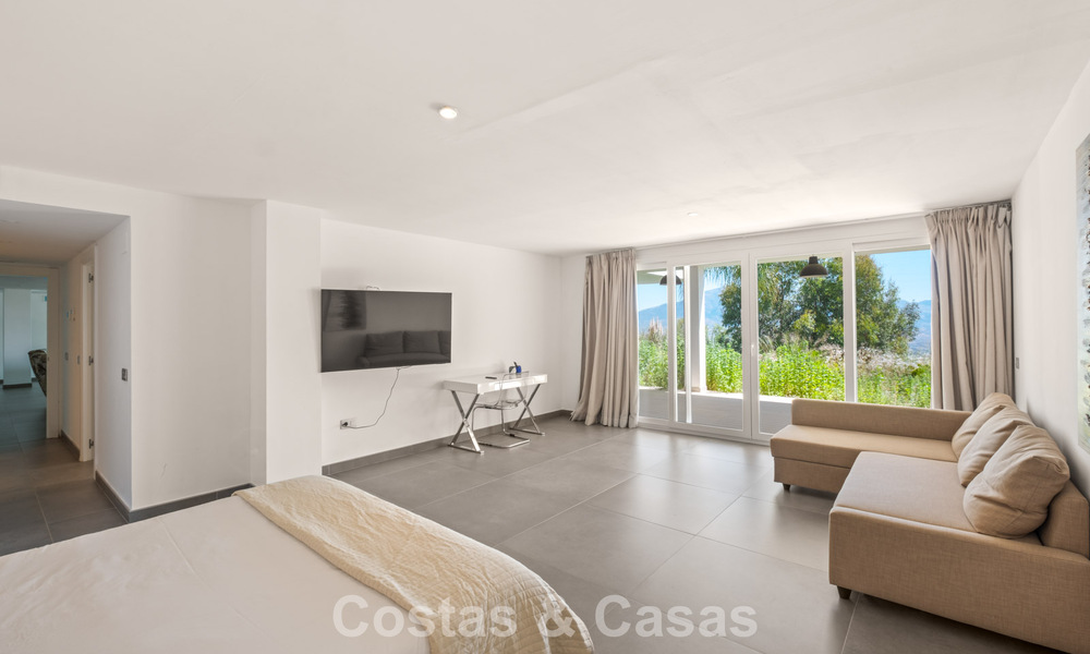 Hedendaagse luxevilla met strakke, moderne bouwstijl en adembenemend uitzicht te koop in Oost-Marbella 801213
