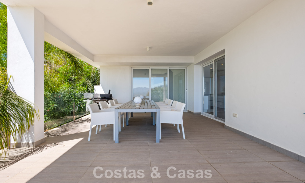 Hedendaagse luxevilla met strakke, moderne bouwstijl en adembenemend uitzicht te koop in Oost-Marbella 801214