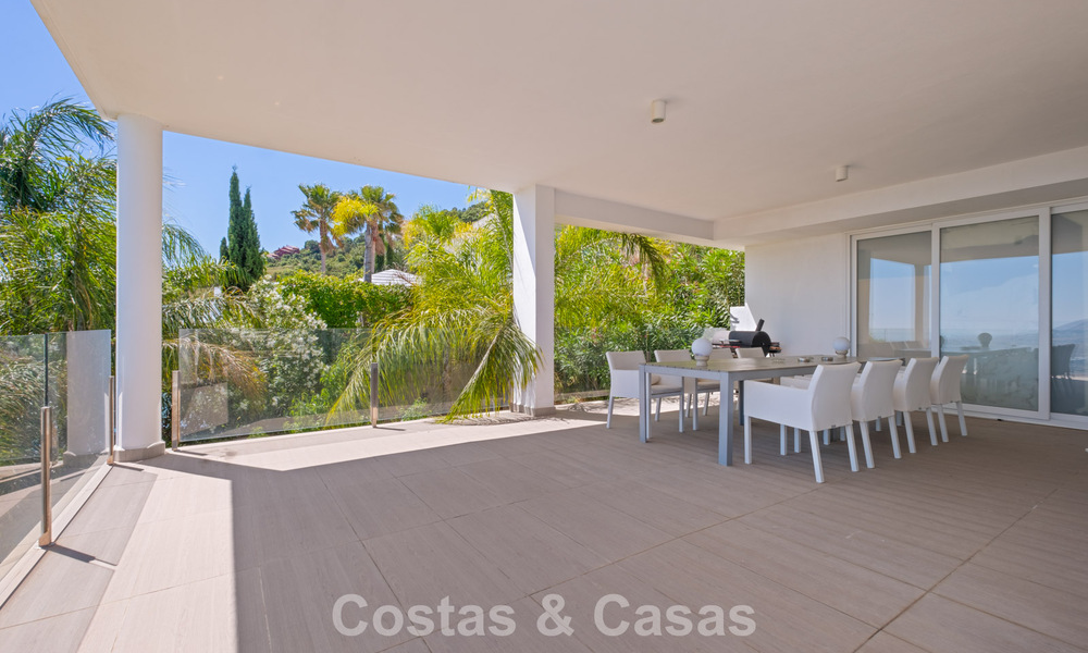 Hedendaagse luxevilla met strakke, moderne bouwstijl en adembenemend uitzicht te koop in Oost-Marbella 801216