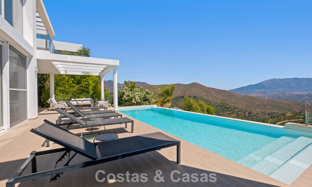 Hedendaagse luxevilla met strakke, moderne bouwstijl en adembenemend uitzicht te koop in Oost-Marbella 801219
