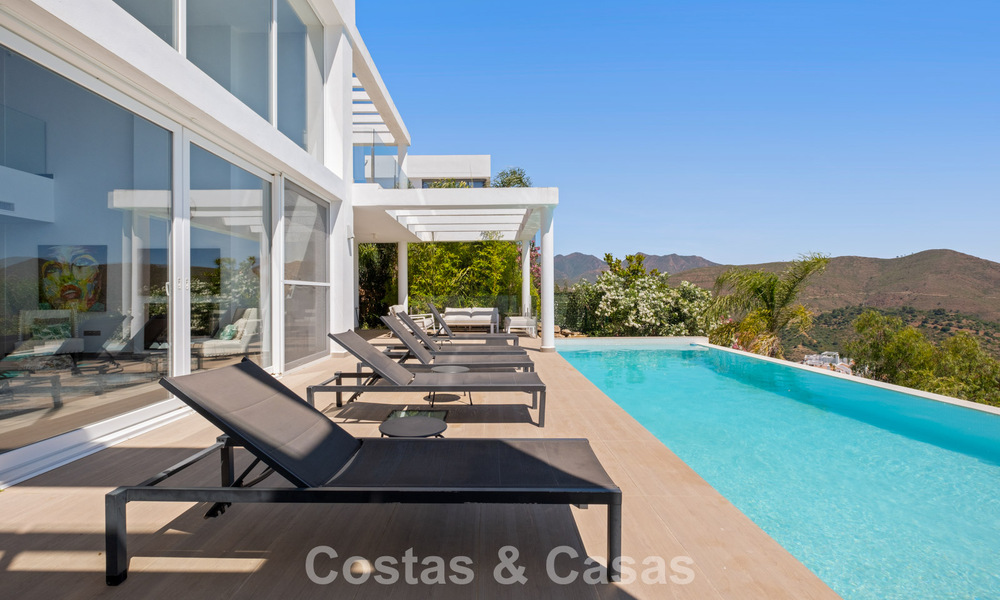 Hedendaagse luxevilla met strakke, moderne bouwstijl en adembenemend uitzicht te koop in Oost-Marbella 801220