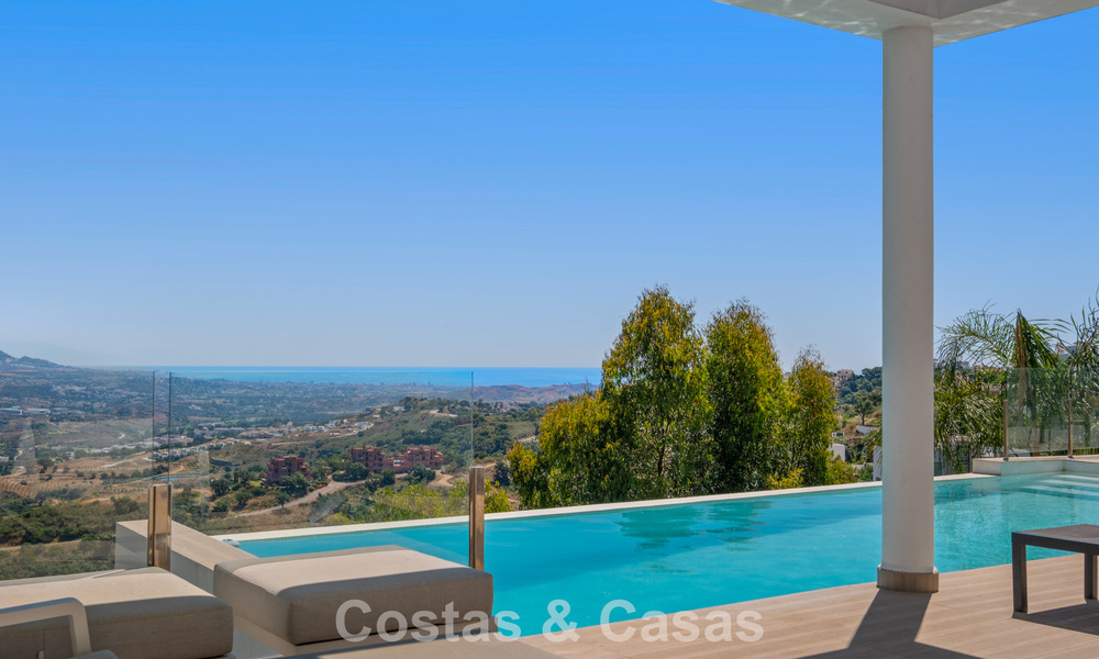 Hedendaagse luxevilla met strakke, moderne bouwstijl en adembenemend uitzicht te koop in Oost-Marbella 801223
