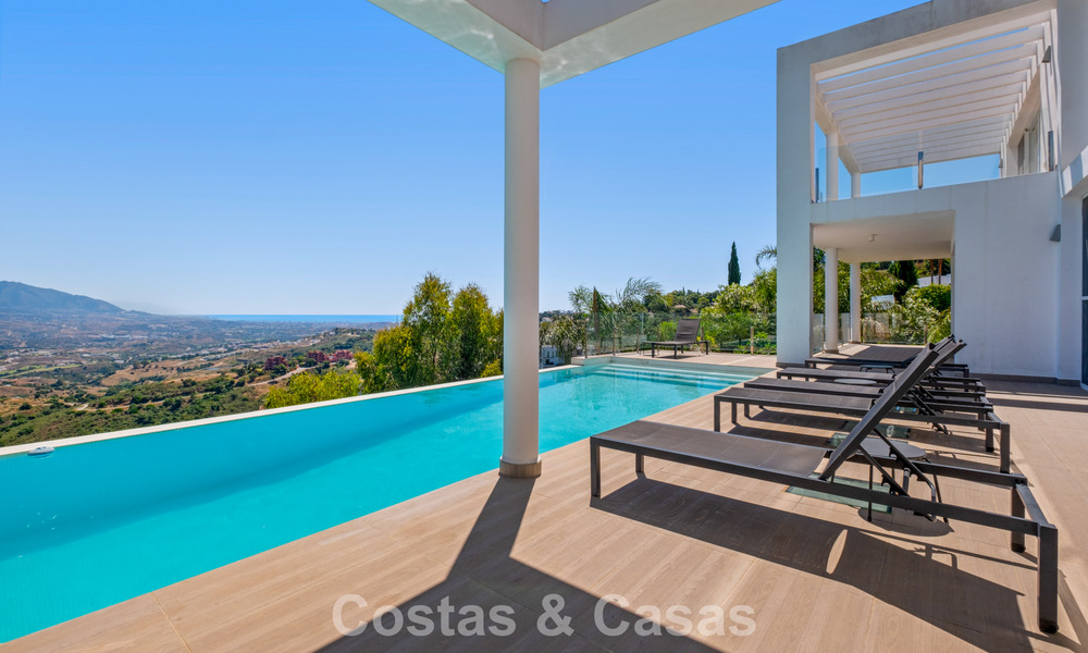 Hedendaagse luxevilla met strakke, moderne bouwstijl en adembenemend uitzicht te koop in Oost-Marbella 801224