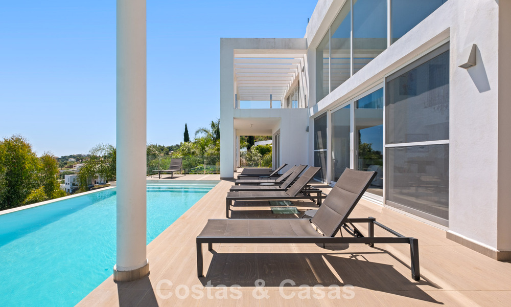 Hedendaagse luxevilla met strakke, moderne bouwstijl en adembenemend uitzicht te koop in Oost-Marbella 801226