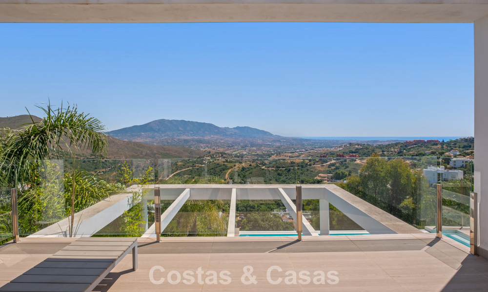 Hedendaagse luxevilla met strakke, moderne bouwstijl en adembenemend uitzicht te koop in Oost-Marbella 801228