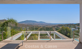 Hedendaagse luxevilla met strakke, moderne bouwstijl en adembenemend uitzicht te koop in Oost-Marbella 801228 