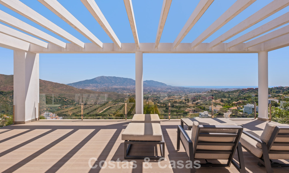 Hedendaagse luxevilla met strakke, moderne bouwstijl en adembenemend uitzicht te koop in Oost-Marbella 801235