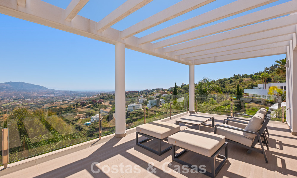 Hedendaagse luxevilla met strakke, moderne bouwstijl en adembenemend uitzicht te koop in Oost-Marbella 801236