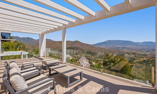 Hedendaagse luxevilla met strakke, moderne bouwstijl en adembenemend uitzicht te koop in Oost-Marbella 801240 
