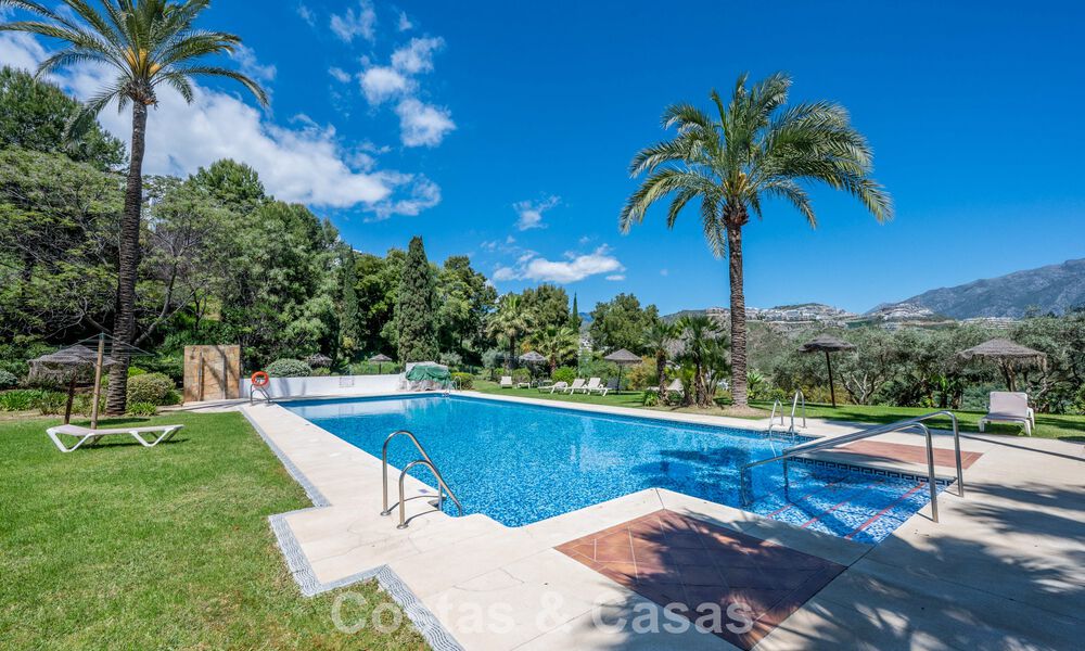 Lichtrijk, eigentijds gerenoveerd appartement met zeezicht te koop in de heuvels van La Quinta, Marbella - Benahavis 801292