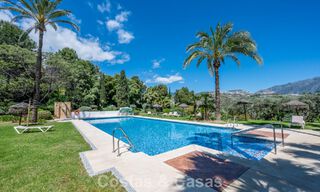 Lichtrijk, eigentijds gerenoveerd appartement met zeezicht te koop in de heuvels van La Quinta, Marbella - Benahavis 801292 