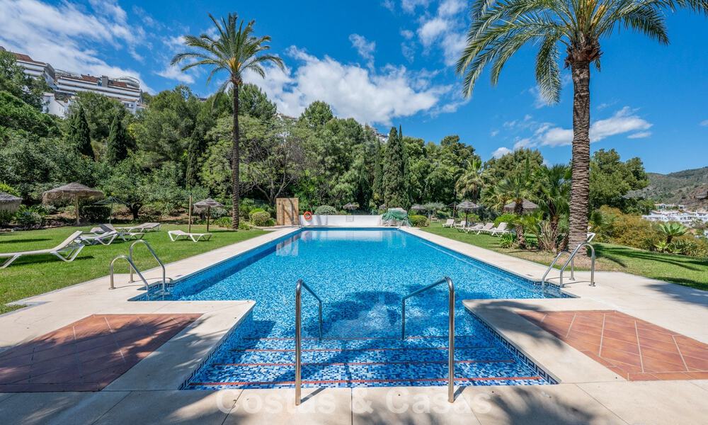 Lichtrijk, eigentijds gerenoveerd appartement met zeezicht te koop in de heuvels van La Quinta, Marbella - Benahavis 801293