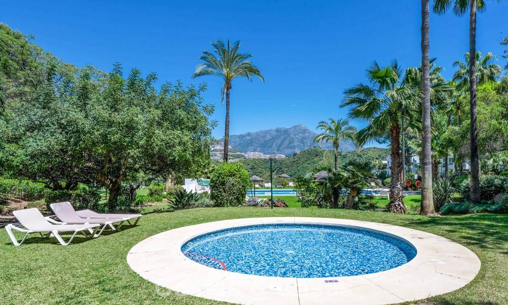 Lichtrijk, eigentijds gerenoveerd appartement met zeezicht te koop in de heuvels van La Quinta, Marbella - Benahavis 801294