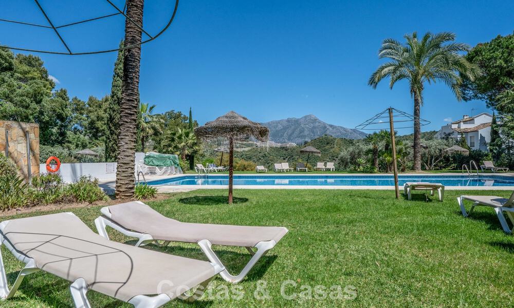 Lichtrijk, eigentijds gerenoveerd appartement met zeezicht te koop in de heuvels van La Quinta, Marbella - Benahavis 801295
