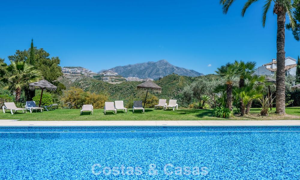 Lichtrijk, eigentijds gerenoveerd appartement met zeezicht te koop in de heuvels van La Quinta, Marbella - Benahavis 801296