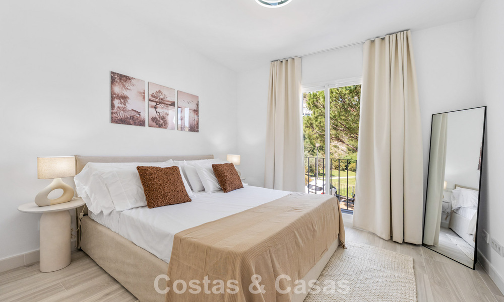 Lichtrijk, eigentijds gerenoveerd appartement met zeezicht te koop in de heuvels van La Quinta, Marbella - Benahavis 801298