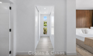 Lichtrijk, eigentijds gerenoveerd appartement met zeezicht te koop in de heuvels van La Quinta, Marbella - Benahavis 801300 