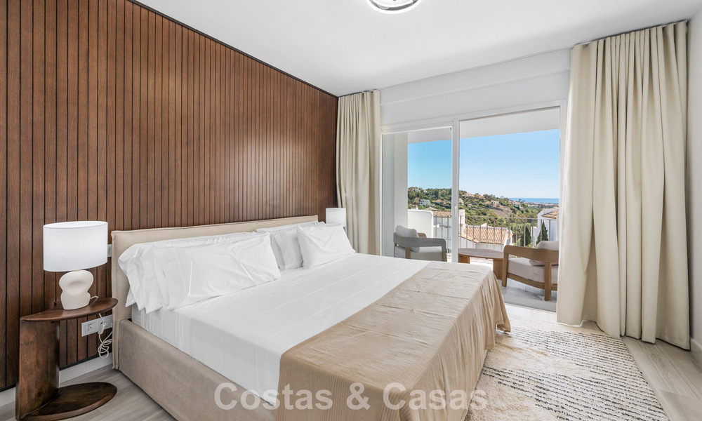 Lichtrijk, eigentijds gerenoveerd appartement met zeezicht te koop in de heuvels van La Quinta, Marbella - Benahavis 801301