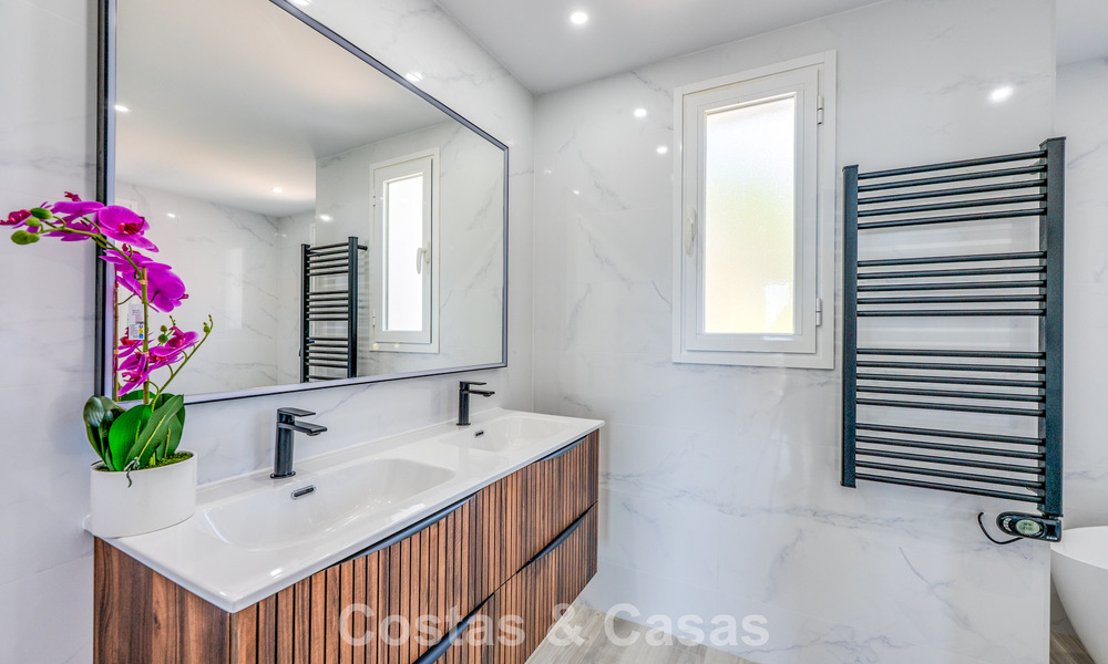 Lichtrijk, eigentijds gerenoveerd appartement met zeezicht te koop in de heuvels van La Quinta, Marbella - Benahavis 801303