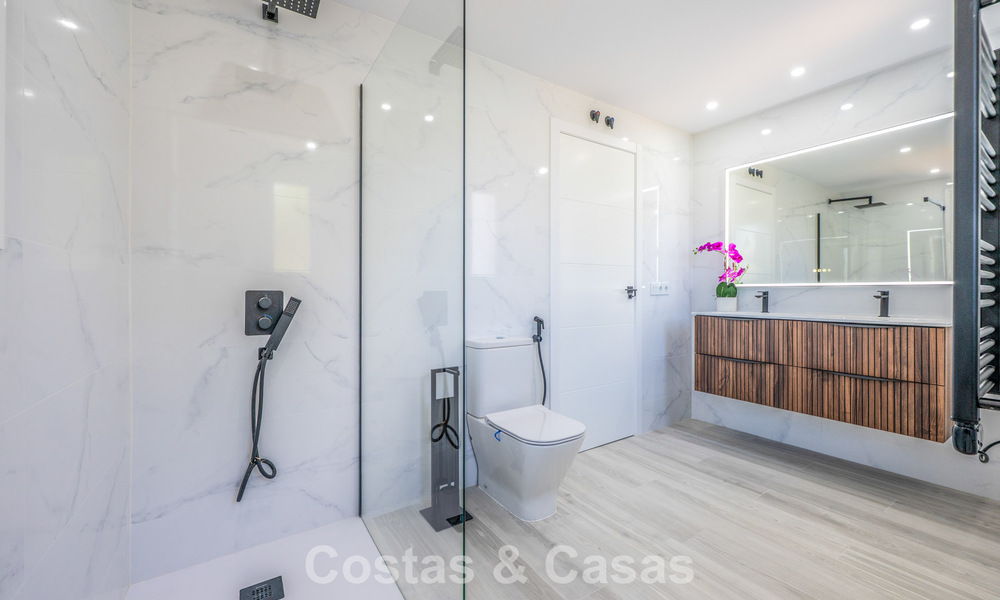 Lichtrijk, eigentijds gerenoveerd appartement met zeezicht te koop in de heuvels van La Quinta, Marbella - Benahavis 801304