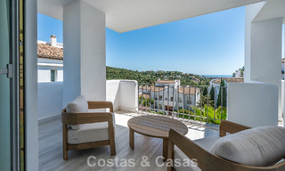 Lichtrijk, eigentijds gerenoveerd appartement met zeezicht te koop in de heuvels van La Quinta, Marbella - Benahavis 801305 