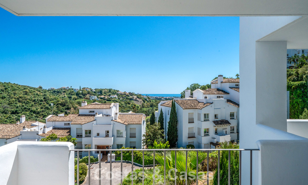 Lichtrijk, eigentijds gerenoveerd appartement met zeezicht te koop in de heuvels van La Quinta, Marbella - Benahavis 801306