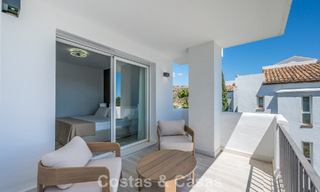 Lichtrijk, eigentijds gerenoveerd appartement met zeezicht te koop in de heuvels van La Quinta, Marbella - Benahavis 801307 