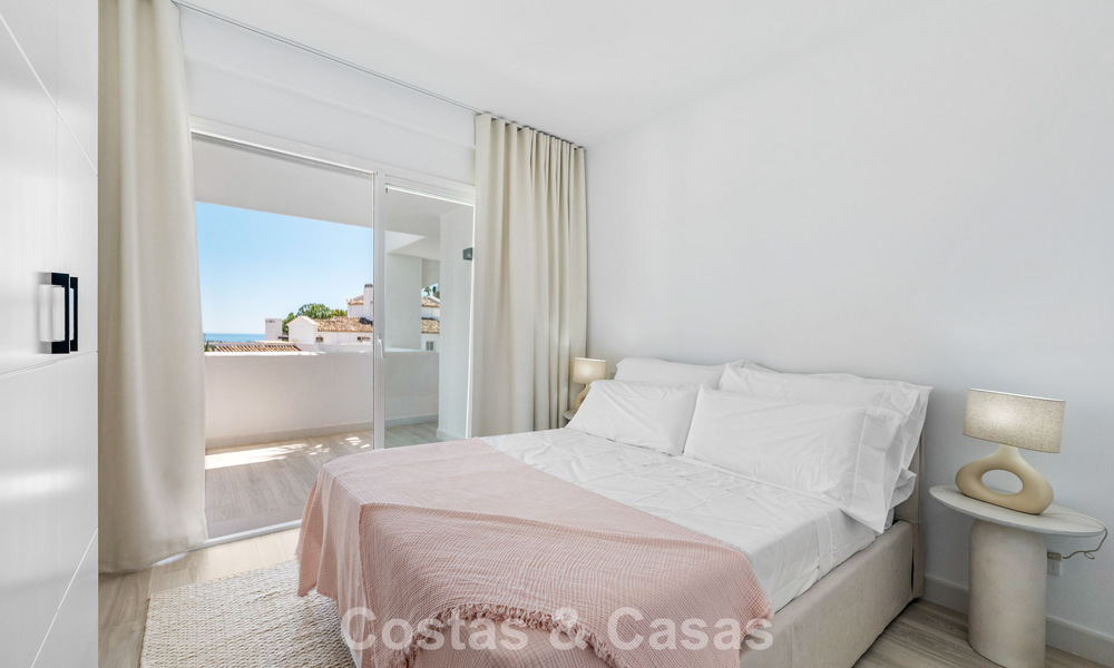 Lichtrijk, eigentijds gerenoveerd appartement met zeezicht te koop in de heuvels van La Quinta, Marbella - Benahavis 801308