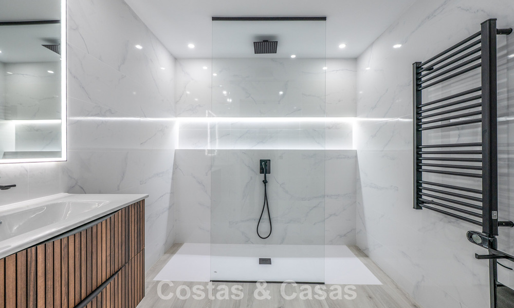 Lichtrijk, eigentijds gerenoveerd appartement met zeezicht te koop in de heuvels van La Quinta, Marbella - Benahavis 801311