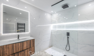 Lichtrijk, eigentijds gerenoveerd appartement met zeezicht te koop in de heuvels van La Quinta, Marbella - Benahavis 801312 