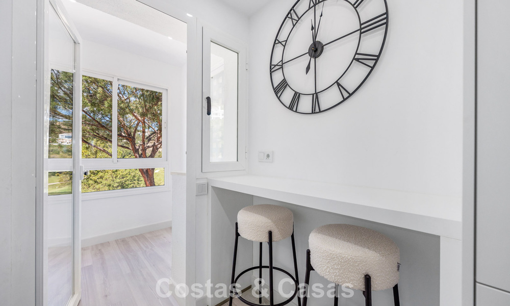Lichtrijk, eigentijds gerenoveerd appartement met zeezicht te koop in de heuvels van La Quinta, Marbella - Benahavis 801314