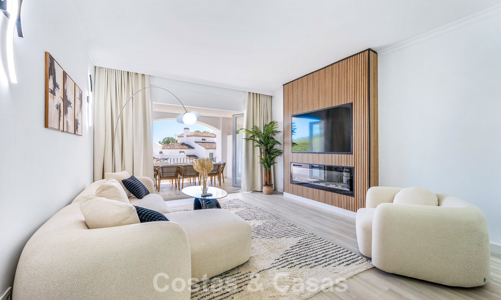 Lichtrijk, eigentijds gerenoveerd appartement met zeezicht te koop in de heuvels van La Quinta, Marbella - Benahavis 801319
