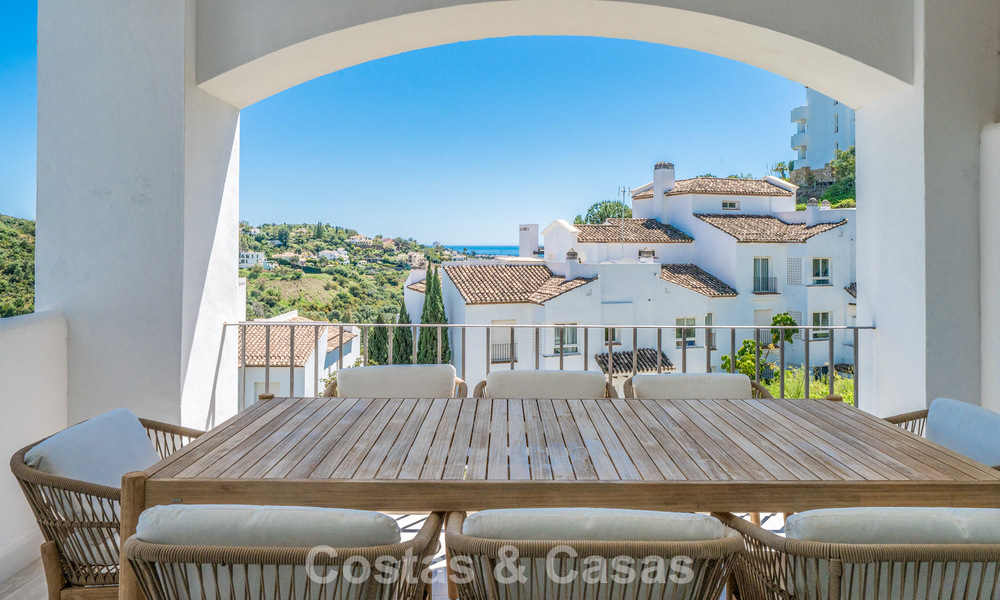 Lichtrijk, eigentijds gerenoveerd appartement met zeezicht te koop in de heuvels van La Quinta, Marbella - Benahavis 801322