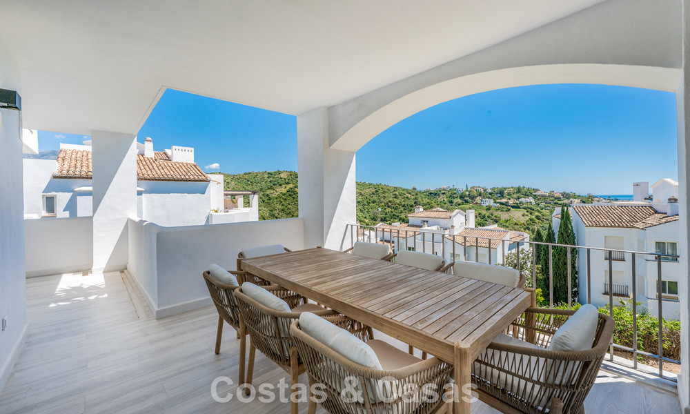 Lichtrijk, eigentijds gerenoveerd appartement met zeezicht te koop in de heuvels van La Quinta, Marbella - Benahavis 801323
