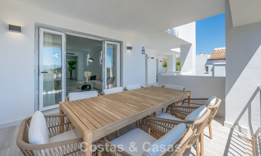 Lichtrijk, eigentijds gerenoveerd appartement met zeezicht te koop in de heuvels van La Quinta, Marbella - Benahavis 801324