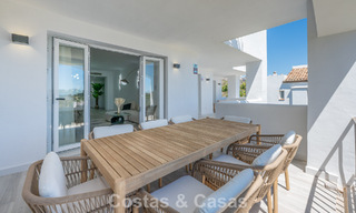 Lichtrijk, eigentijds gerenoveerd appartement met zeezicht te koop in de heuvels van La Quinta, Marbella - Benahavis 801324 