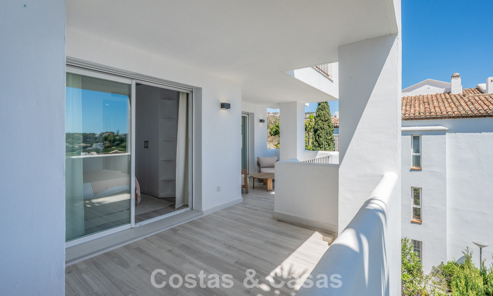 Lichtrijk, eigentijds gerenoveerd appartement met zeezicht te koop in de heuvels van La Quinta, Marbella - Benahavis 801325
