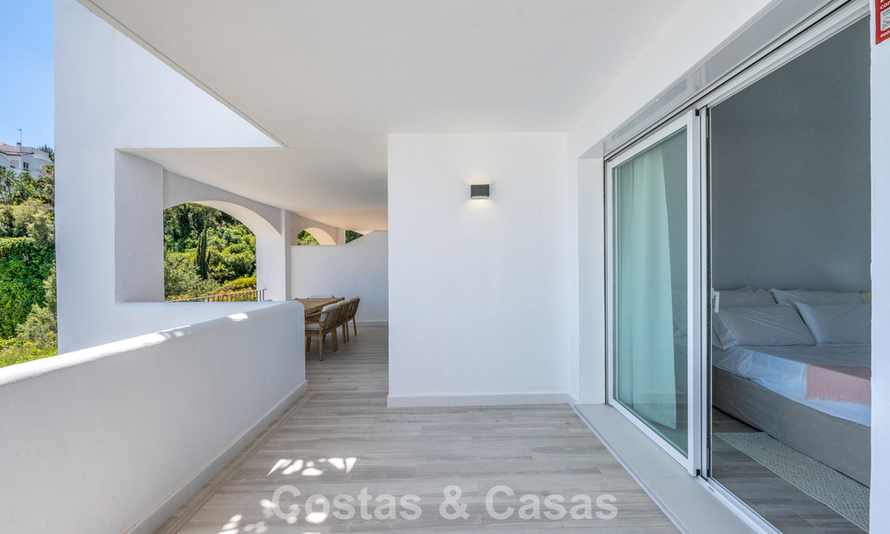 Lichtrijk, eigentijds gerenoveerd appartement met zeezicht te koop in de heuvels van La Quinta, Marbella - Benahavis 801326