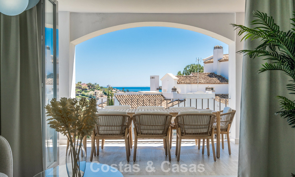 Lichtrijk, eigentijds gerenoveerd appartement met zeezicht te koop in de heuvels van La Quinta, Marbella - Benahavis 801329